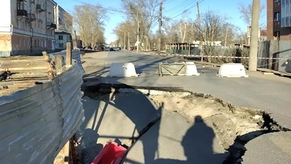 Жилищная стройка стала причиной обвала дороги на улице Торцева в Северодвинске Жилищная стройка стала причиной обвала дороги на улице Торцева в Северодвинске