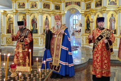 Митрополит Корнилий совершил богослужение в канун Радоницы Митрополит Корнилий совершил богослужение в канун Радоницы