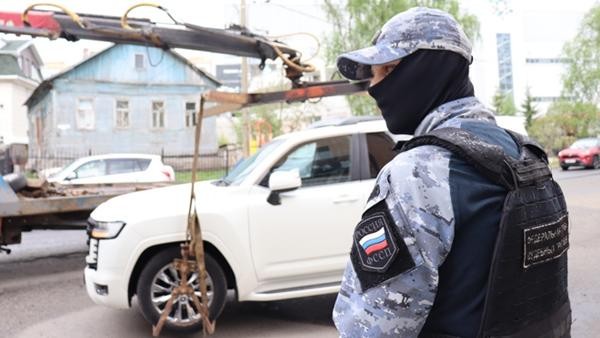 У кредитного должника в Архангельске забрали усердно скрываемый дорогой внедорожник У кредитного должника в Архангельске забрали усердно скрываемый дорогой внедорожник