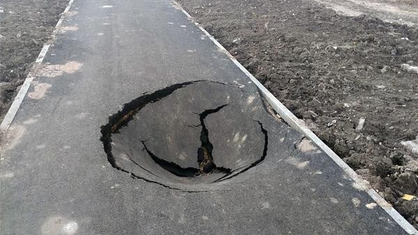 Провальный результат: новый асфальт на Карпогорской в Архангельске «тает» на глазах Провальный результат: новый асфальт на Карпогорской в Архангельске «тает» на глазах