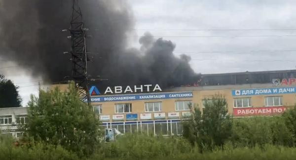 В Архангельске на Окружной шоссе тушат крупный пожар В Архангельске на Окружной шоссе тушат крупный пожар
