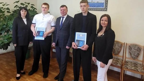 Студентов, обезвредивших нападавшего в архангельском техникуме, удостоили награды Студентов, обезвредивших нападавшего в архангельском техникуме, удостоили награды