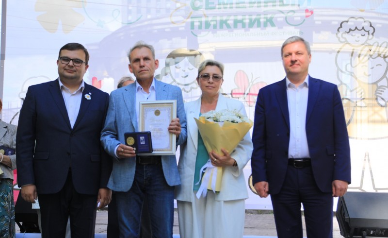 В Архангельске супружеским парам вручили медали «За любовь и верность» В Архангельске супружеским парам вручили медали «За любовь и верность»
