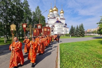 Митрополит Корнилий возглавил общегородской крестный ход в Архангельске Митрополит Корнилий возглавил общегородской крестный ход в Архангельске