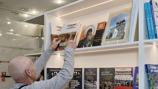 Чтение без антрактов: в театре Архангельска открылся отдел краеведческой литературы Чтение без антрактов: в театре Архангельска открылся отдел краеведческой литературы