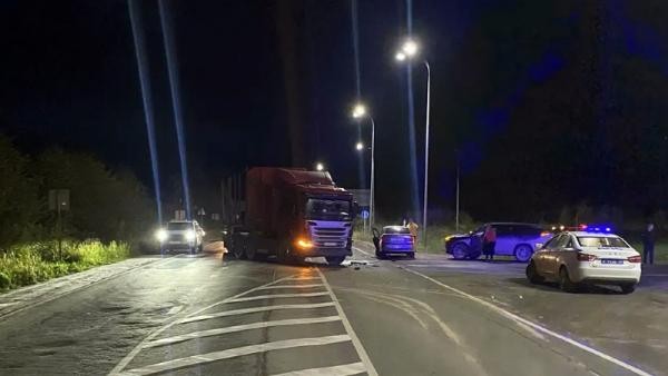 Два человека пострадали в ДТП с фурой и двумя легковушками в Архангельской области Два человека пострадали в ДТП с фурой и двумя легковушками в Архангельской области