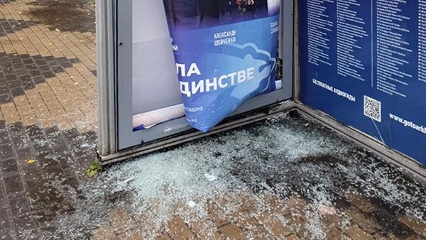 Перевозчик самоустранился от решения проблемы с разбитой остановкой в Архангельске Перевозчик самоустранился от решения проблемы с разбитой остановкой в Архангельске