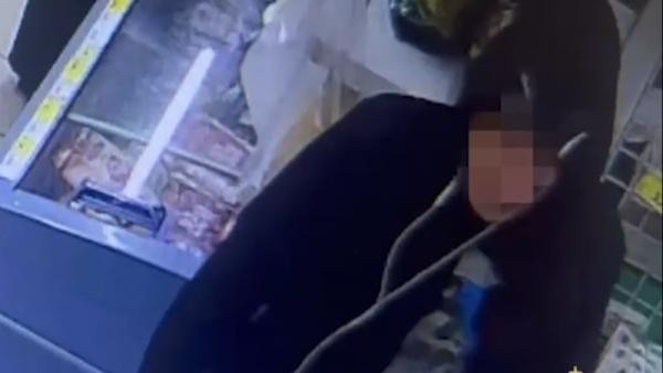 Видео: архангелогородец с битой устроил налет на магазин из-за банки энергетика Видео: архангелогородец с битой устроил налет на магазин из-за банки энергетика
