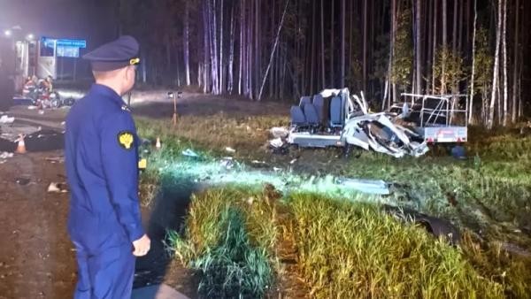 В Архангельской области объявили траур после гибели 13 человек в ДТП на М8 В Архангельской области объявили траур после гибели 13 человек в ДТП на М8