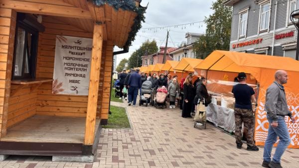 Морошка по 7000 рублей и грибы за 2000: чем торгуют в последний день Маргаритинки Морошка по 7000 рублей и грибы за 2000: чем торгуют в последний день Маргаритинки