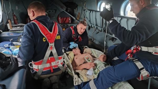 Спасатели вертолетом вывезли мужчину из лесной глуши в Архангельской области Спасатели вертолетом вывезли мужчину из лесной глуши в Архангельской области
