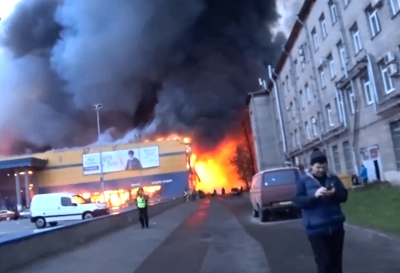 «Еще минута, и мы бы сами загорелись»: в Санкт-Петербурге огонь уничтожил гипермаркет «Лента»