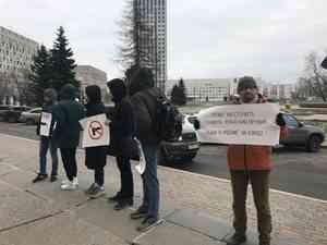 Против оружия или против свалок? Пикетирующие у АОСД не поделили площадь Ленина