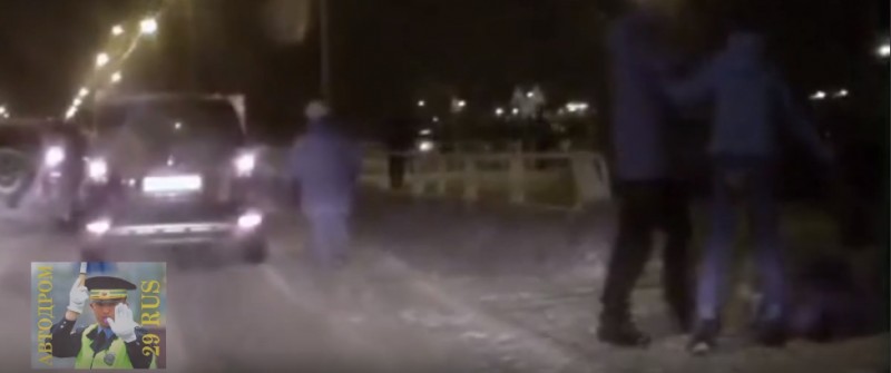В Северодвинске ищут водителя, который ударом сбил с ног пенсионерку, попортившую его машину тростью