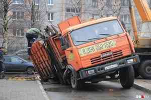 «А ведь в «аварийку» звонили»: в Архангельске под асфальт провалился мусоровоз
