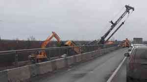 На стройке моста через Исакогорку в районе Тойнокурья упал копер