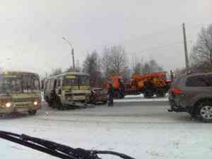 «Занесло на повороте»: на Маймаксанском шоссе столкнулись три легковушки и автобус