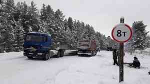 Жители Коми остановили грузовики с трубами для строительства прямого пути на Шиес