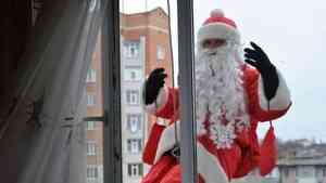 В Архангельске ради новогоднего чуда Дед Мороз готов на чудеса акробатики 