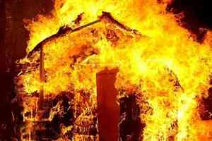 В Котласе при пожаре в деревянном доме взорвался газовый баллон