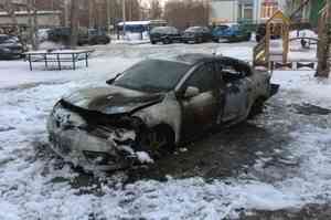 В центре Архангельска подожгли автомобиль: пострадало еще две машины