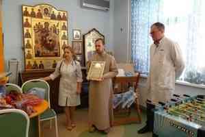 Руководство детской областной больницы поблагодарило протоиерея Владимира Новикова за служение
