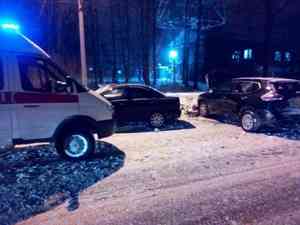 В Котласе на Болтинском шоссе столкнулись две иномарки Nissan