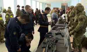 Бойцы отряда специального назначения «Ратник» устроили в Архангельске выставку оружия