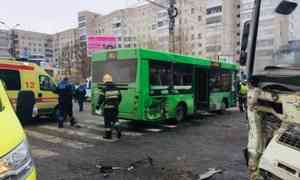 Несколько человек пострадали в результате столкновения рейсовых автобусов в центре  Архангельска