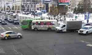 Опубликовано видео столкновения двух пассажирских автобусов в Архангельске