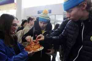 В аэропорт Архангельск прибыли участники первенства мира по хоккею с мячом