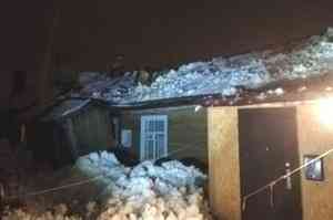 В Котласе из-за снега обрушилась крыша дома