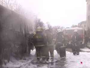 Минус два пазика и три микроавтобуса: ранним утром в Архангельске сгорела автостоянка