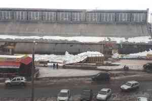 На Центральном рынке Архангельска под тяжестью снега рухнул торговый ряд