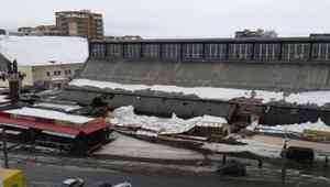 На центральном рынке Архангельска под тяжестью снега рухнули уличные торговые ряды