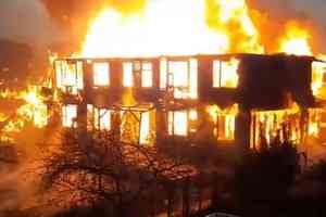 В Архангельске горел нежилой дом