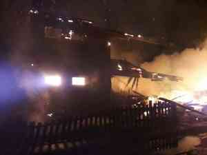 Два десятка человек без жилья и вещей: пожар уничтожил деревянный дом в Шенкурском районе
