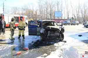 В центре Архангельска на проезжей части загорелся автомобиль