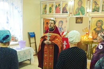 Священник Кирилл Кочнев поздравил пациентов архангельского онкодиспансера с Пасхой