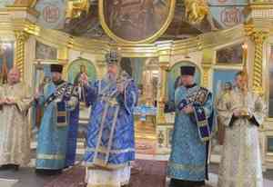 Митрополит Корнилий совершил всенощное бдение в канун праздника Почаевской иконы Божией Матери