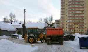 УК «Синергия» очищает крыши домов от снега и вывозит его с дворовых территорий