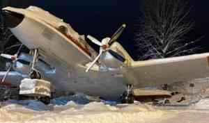 Фотофакт: в Талагах памятник самолету Ил-14 «пошел на взлет» под тяжестью снега