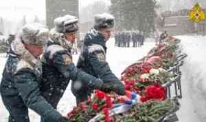 Представители МЧС России возложили венки и цветы на Пискаревском кладбище к монументу «Мать-Родина»