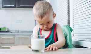 Детишек котласского детсада пытались напоить сомнительным молоком