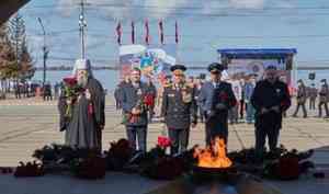 Митрополит Корнилий возложил цветы к монументу Победы в Архангельске
