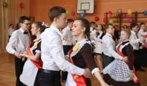 Для более чем пяти тысяч выпускников школ Архангельска прозвучал последний звонок
