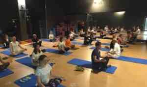 Преподаватель САФУ Джавахар Бхагват провел открытый мастер-класс по йоге