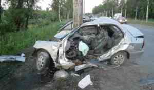 На окраине Архангельска водитель иномарки погиб при столкновении со столбом