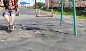 Активисты ОНФ обнаружили опасные детские площадки у новостроек в Архангельске