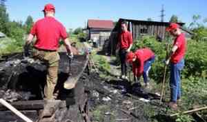 «Молодёжка ОНФ» помогает ветерану труда разобрать завалы после пожара